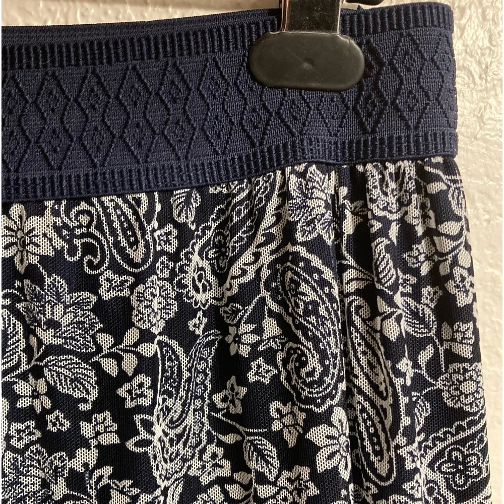 Lavish Blue/White paisley skirt Size Large - Picture 2 of 4